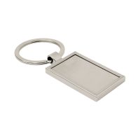 Prostokątny, metalowy brelok z zawieszką