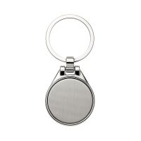 Okrągły, metalowy brelok z zawieszką