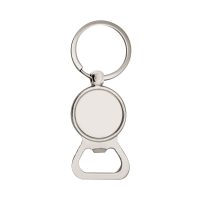 Okrągły, metalowy brelok połączony z otwieraczem