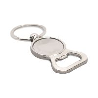 Okrągły, metalowy brelok połączony z otwieraczem