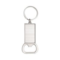 Długi, prostokątny, metalowy brelok połączony z otwieraczem