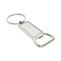 Długi, prostokątny, metalowy brelok połączony z otwieraczem