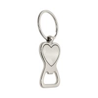 Metalowy brelok w kształcie serca połączony z otwieraczem