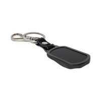 Czarny brelok z metalowym karabińczykiem i skórzaną zawieszką