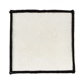 Kwadratowa, biała naszywka poliestrowa, obszyta czarną lamówką