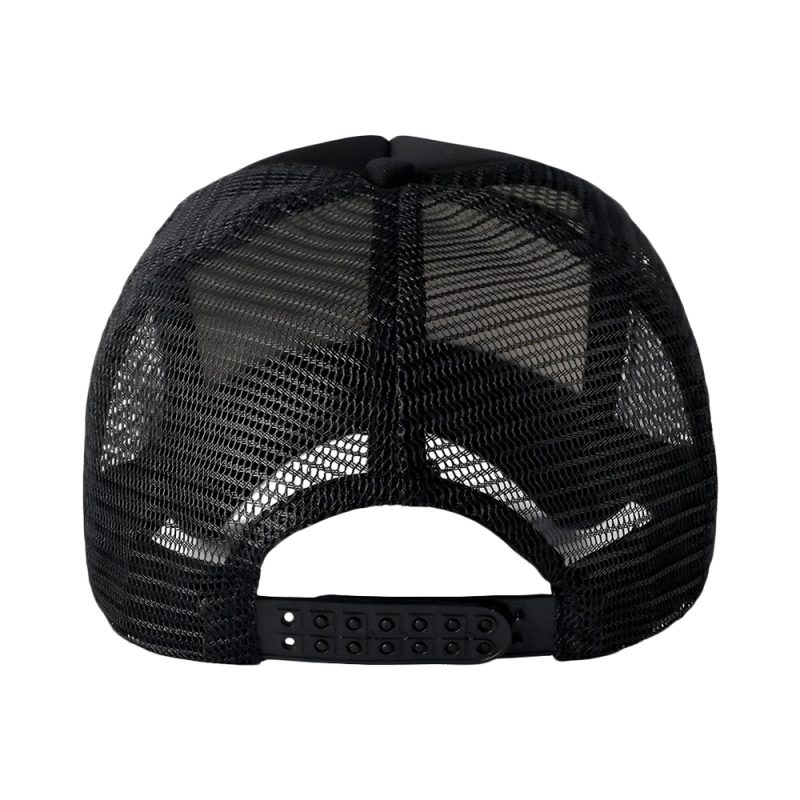 Tył czapki z daszkiem typu Trucker, 5-panelowa, biała z czarną siateczką i regulacją