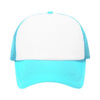 Przód czapki z daszkiem typu Trucker, 5-panelowa, biała z cyjanową siateczką i regulacją