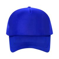 Przód czapki z daszkiem typu Trucker, 5-panelowa, niebieska, z siateczką i regulacją